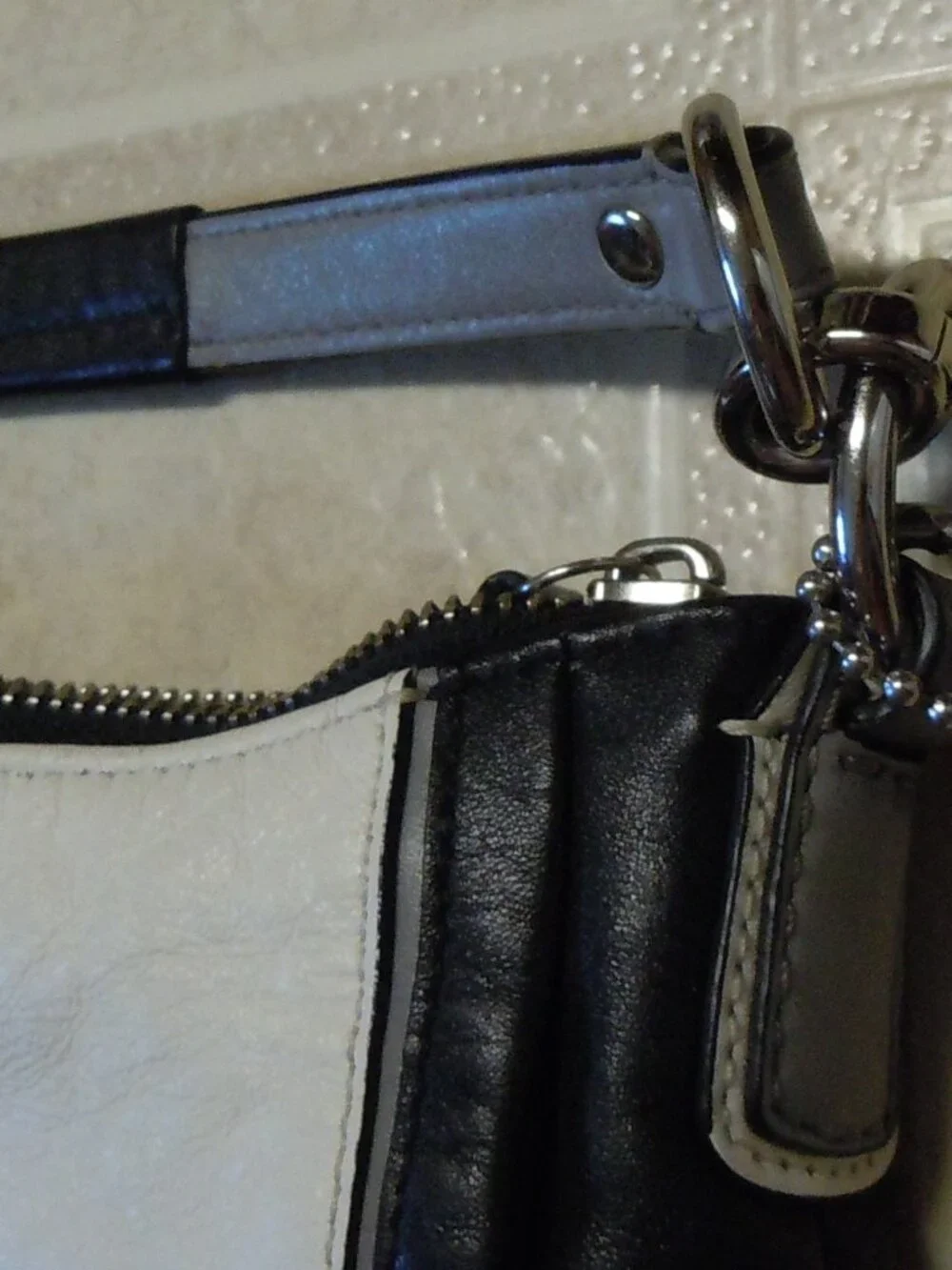 COACH BLACK & WHITE LEATHER HANDBAG F23084 EUC